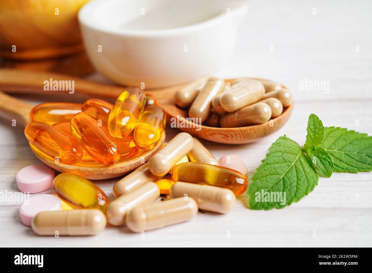 Alternative Medizin pflanzliche Bio-Kapsel mit Vitamin E Omega 3 Fischöl, Mineral, Medikament mit Kräutern Blatt natürliche Ergänzungen für ein gesundes gutes Leben. Stockfoto