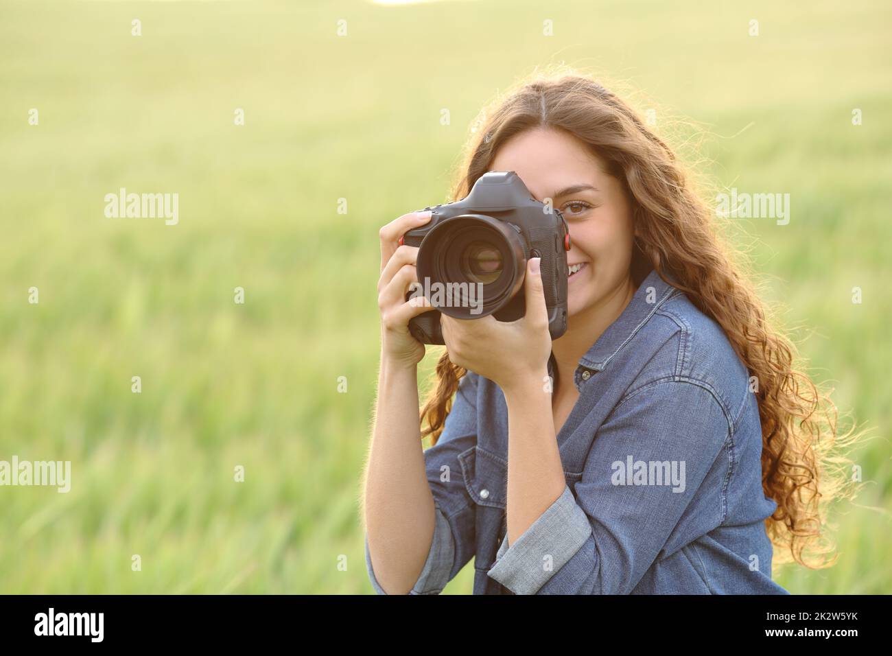 Eine Frau, die Fotos auf einem Weizenfeld macht Stockfoto