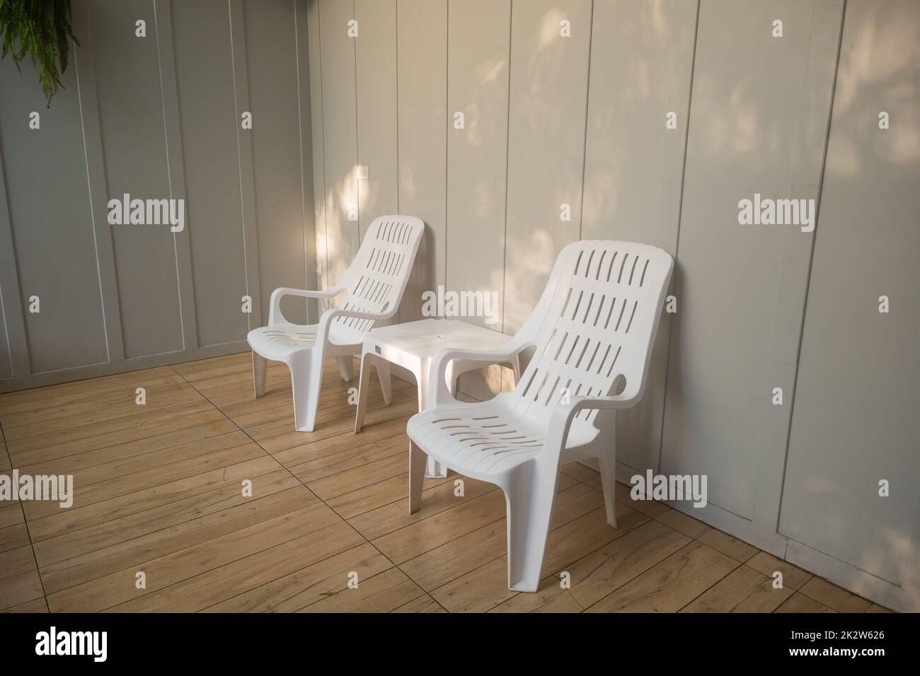 Niemand hat einen weißen Stuhl um den Außenpool im Resorthotel herum, der leer ist Stockfoto