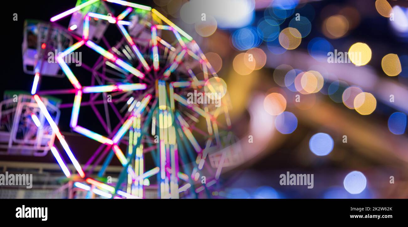 Riesenrad in der Nacht der bunten mit Outdoor Stockfoto