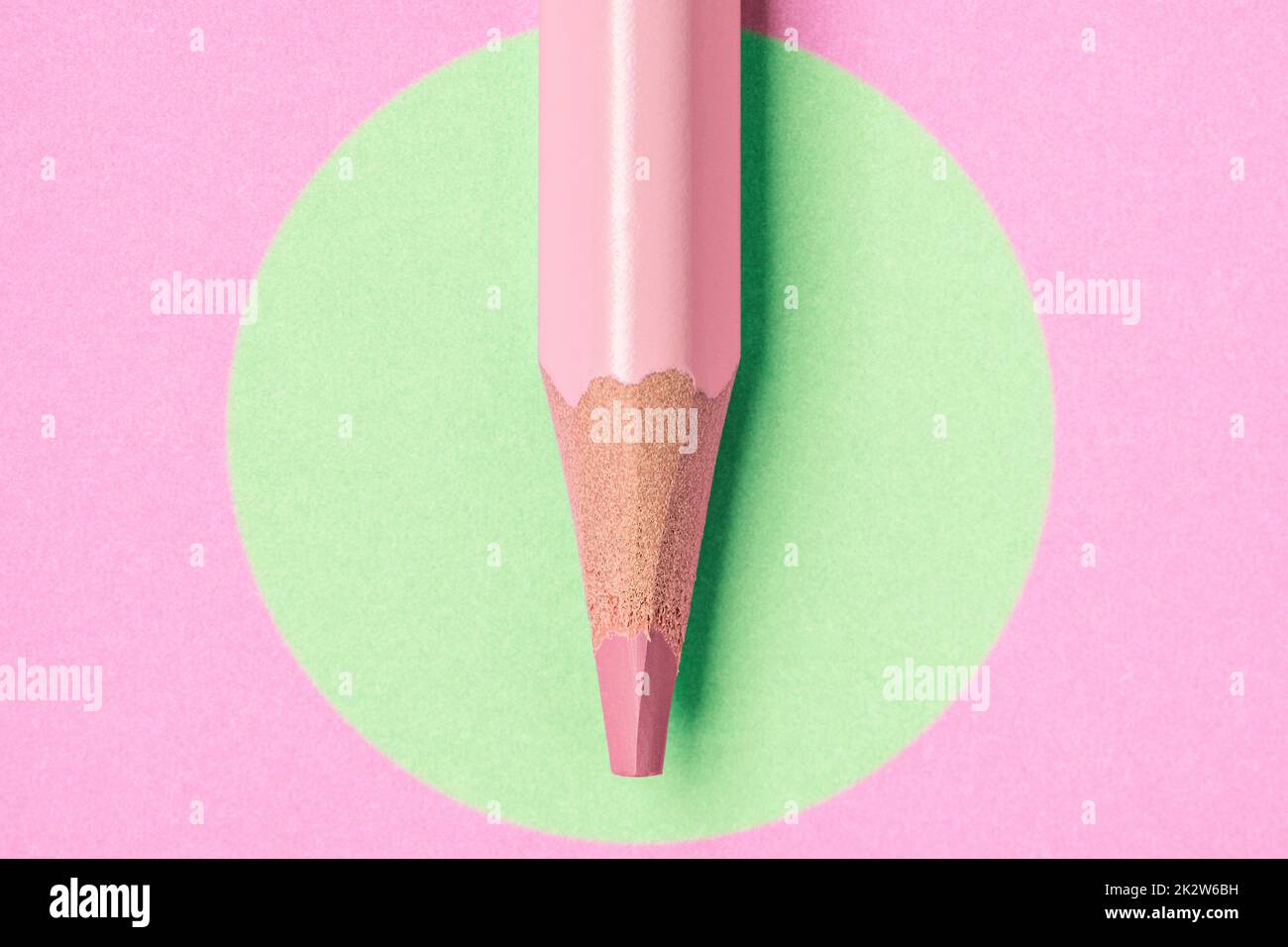 Pinker Bleistift auf pinkem Papier mit grüner Kreisgrafik Stockfoto