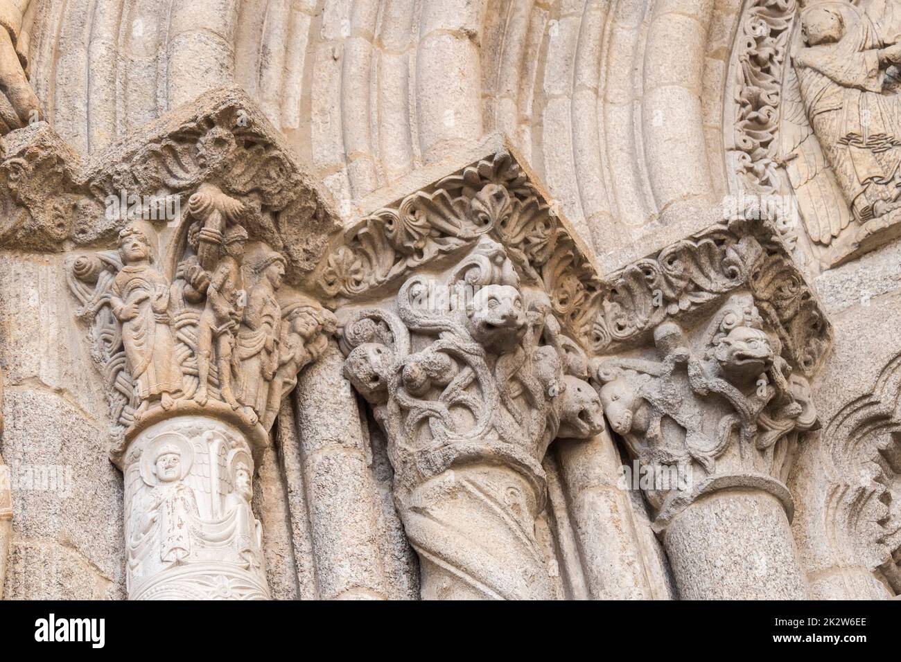 Details der Hauptstädte auf den Säulen der Kathedrale von Santiago de Compostela in Galicien, Spanien Stockfoto