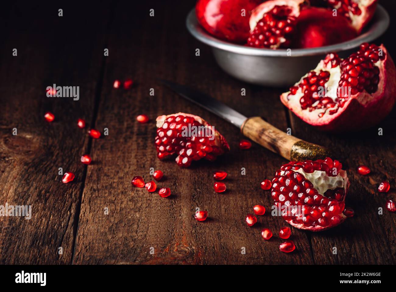 Granatapfel Früchte mit Messer Stockfoto