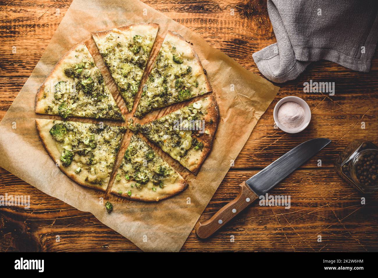 Pizza in Scheiben mit Brokkoli, Kräutern und Parmesan Stockfoto