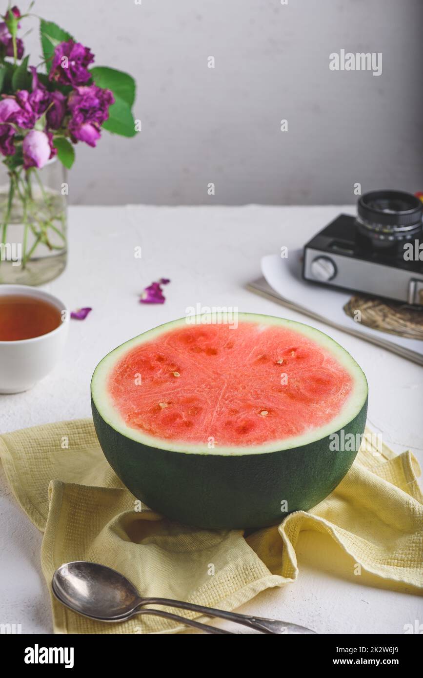 Eine halbe Wassermelone auf einer gelben Serviette Stockfoto