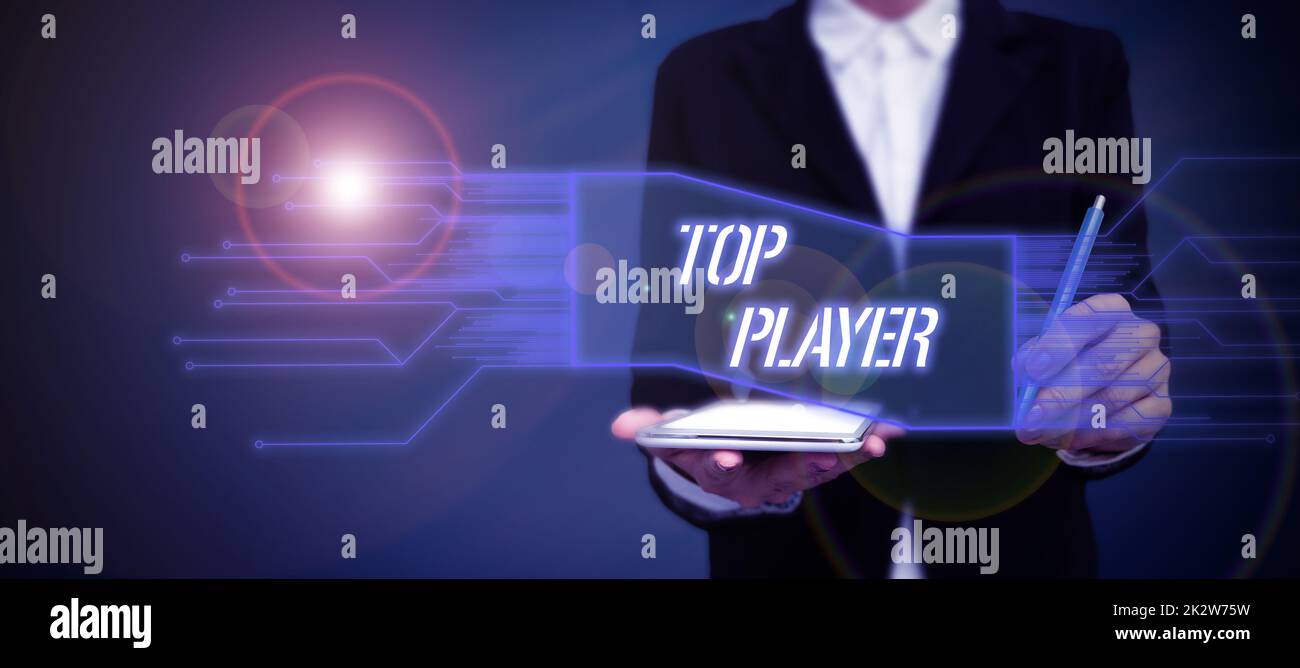 Konzeptionelle Darstellung Top Player. Geschäftsübersicht Bestes Spiel im Sport, wie Fußball oder elektronische Eins, Lady im Anzug, der einen Stift hält, symbolisiert erfolgreiche Teamarbeit. Stockfoto
