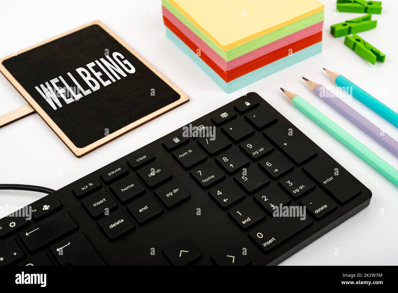 Textunterschrift „Presenting Wellbeing“. Geschäftsidee Ein guter oder zufriedenstellender Zustand des Bestehens, einschließlich Gesundheit Computer Tastatur und Symbol.Informationsmedium für Kommunikation. Stockfoto