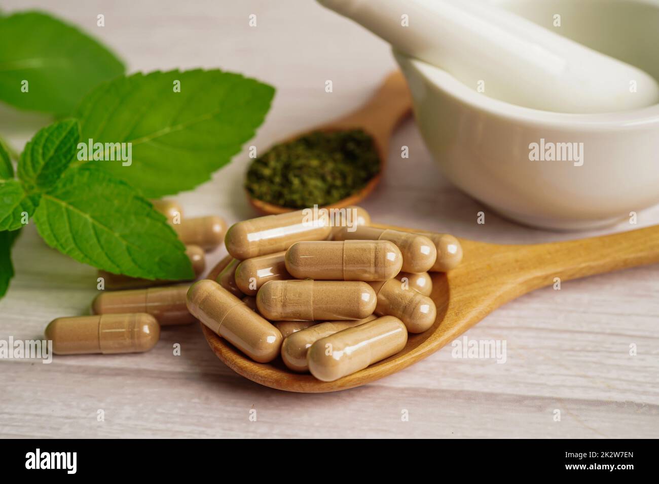 Alternative Medizin pflanzliche Bio-Kapsel mit Vitamin E Omega 3 Fischöl, Mineral, Medikament mit Kräutern Blatt natürliche Ergänzungen für ein gesundes gutes Leben. Stockfoto