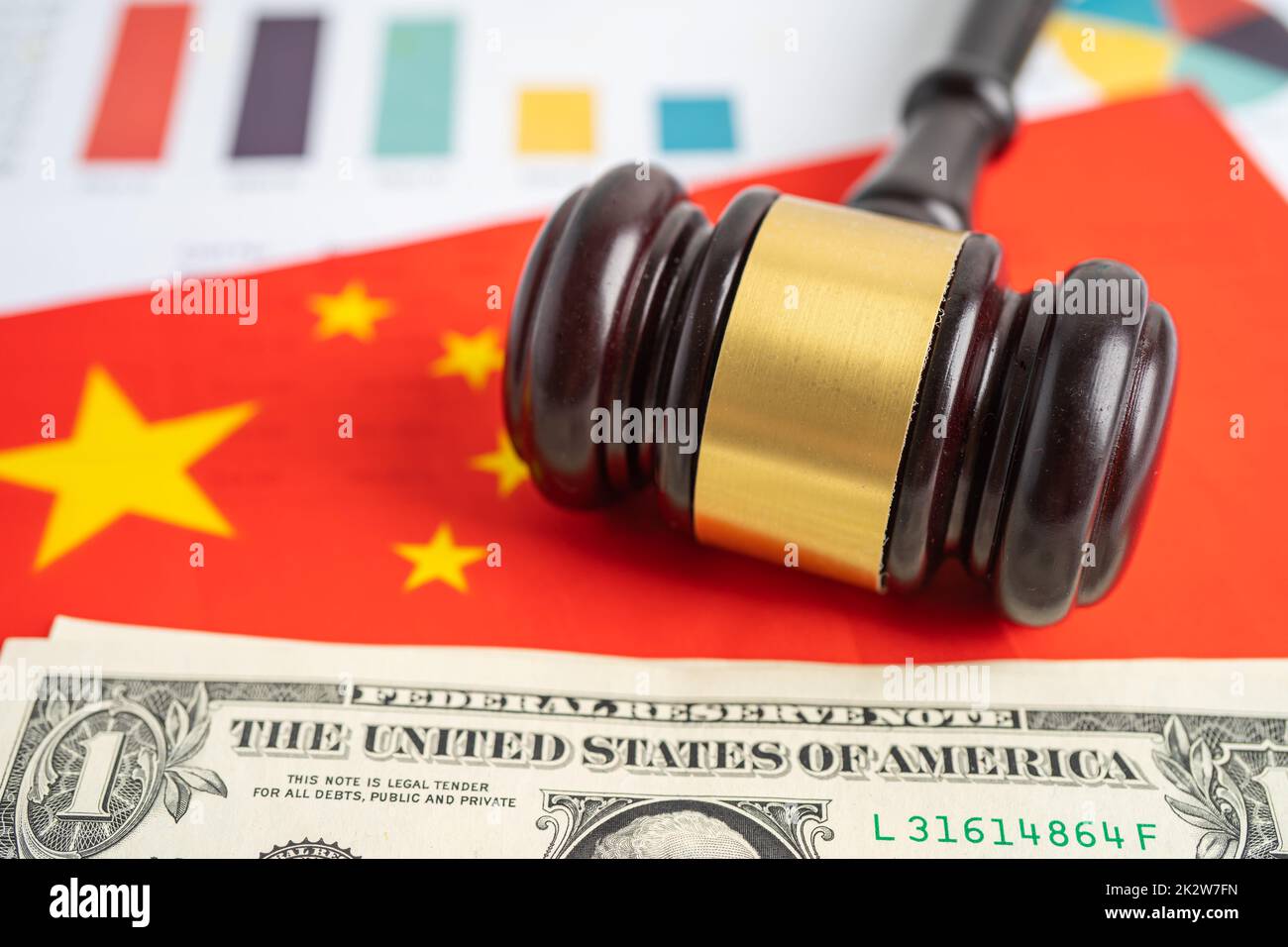 Gavel auf china-Flagge mit Grafik für Richter Anwalt. Gesetz und Gericht Konzept. Stockfoto