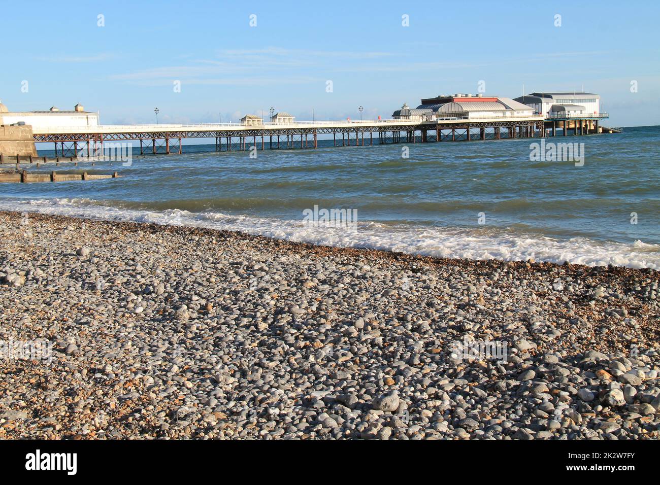 Ein traditioneller britisch-viktorianischer Unterhaltungs-Pier am Meer. Stockfoto