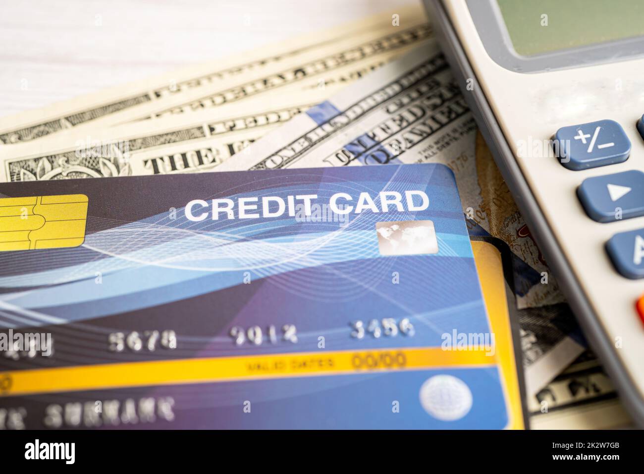 Kreditkarten- und Rechnersicherheit auf US-Dollar-Hintergrund. Stockfoto