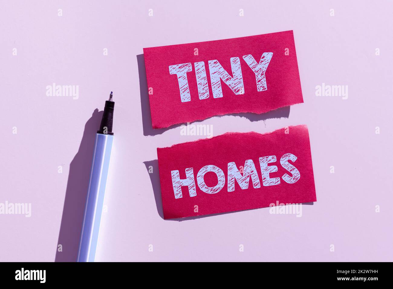 Handschrift Text Tiny Homes. Konzeptuelle Fotohäuser enthalten nur einen oder zwei Zimmer und einen kleinen Eingang Cheap -47609 Stockfoto