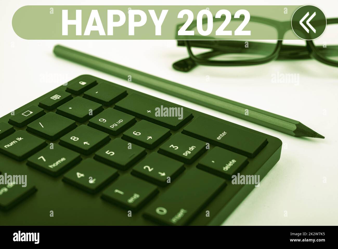 Inspiration mit Schild „Happy 2022". Wort für Uhrzeit oder Tag, an dem ein neues Kalenderjahr beginnt Computertastatur und Symbol.Informationsmedium für Kommunikation. Stockfoto