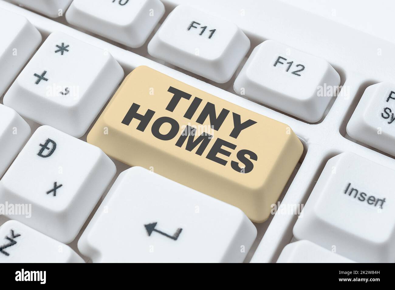 Konzeptionelle Ausstellung Tiny Homes. Wort geschrieben auf Häuser enthalten nur ein oder zwei Zimmer und kleinen Eingang Günstige -48742 Stockfoto