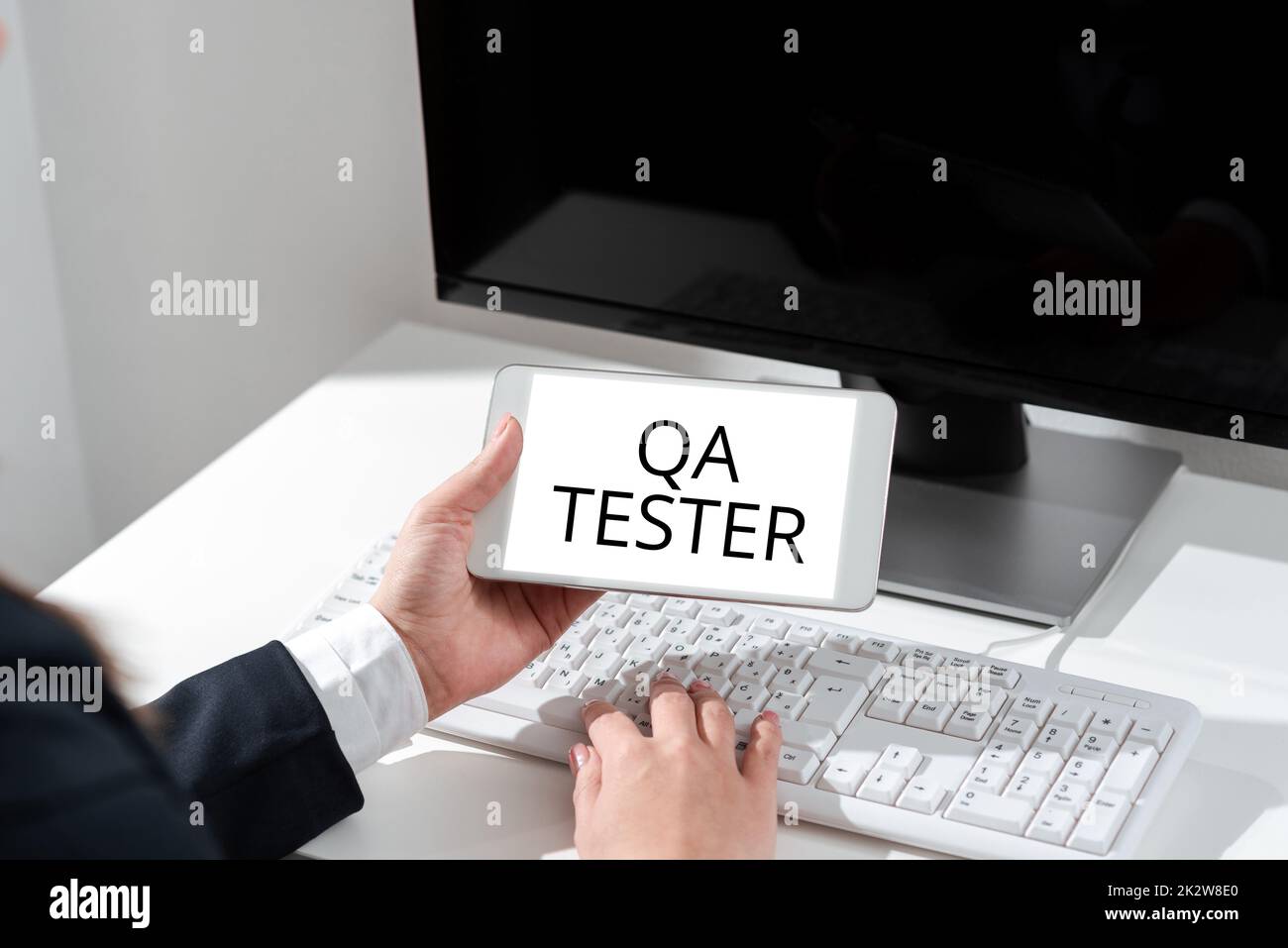 Schild mit QS-Tester. Geschäftsidee Qualitätssicherung eines laufenden Projekts vor der Umsetzung -47405 Stockfoto