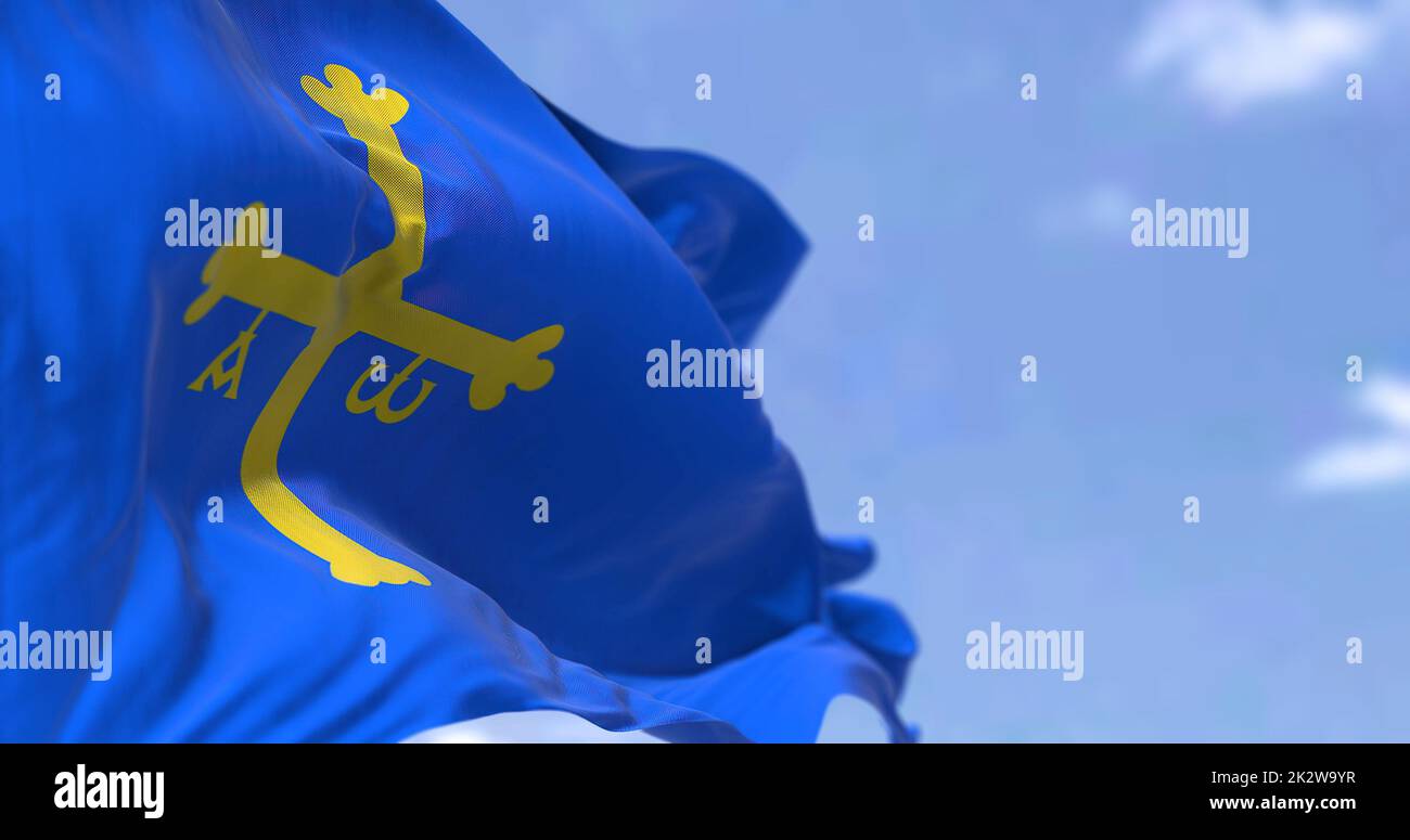 Asturias Flagge winkt im Wind an einem klaren Tag Stockfoto