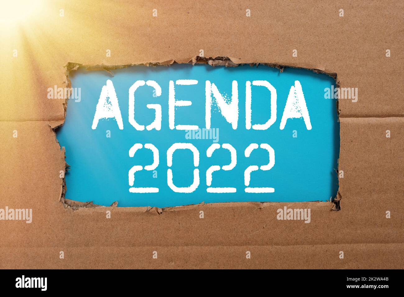 Inspiration mit Schild Agenda 2022. Geschäftsbeispiele Liste der Aktivitäten in der Reihenfolge, in der sie aufgenommen werden sollen Bildschirm des Handys mit der futuristischen Technologie. Stockfoto