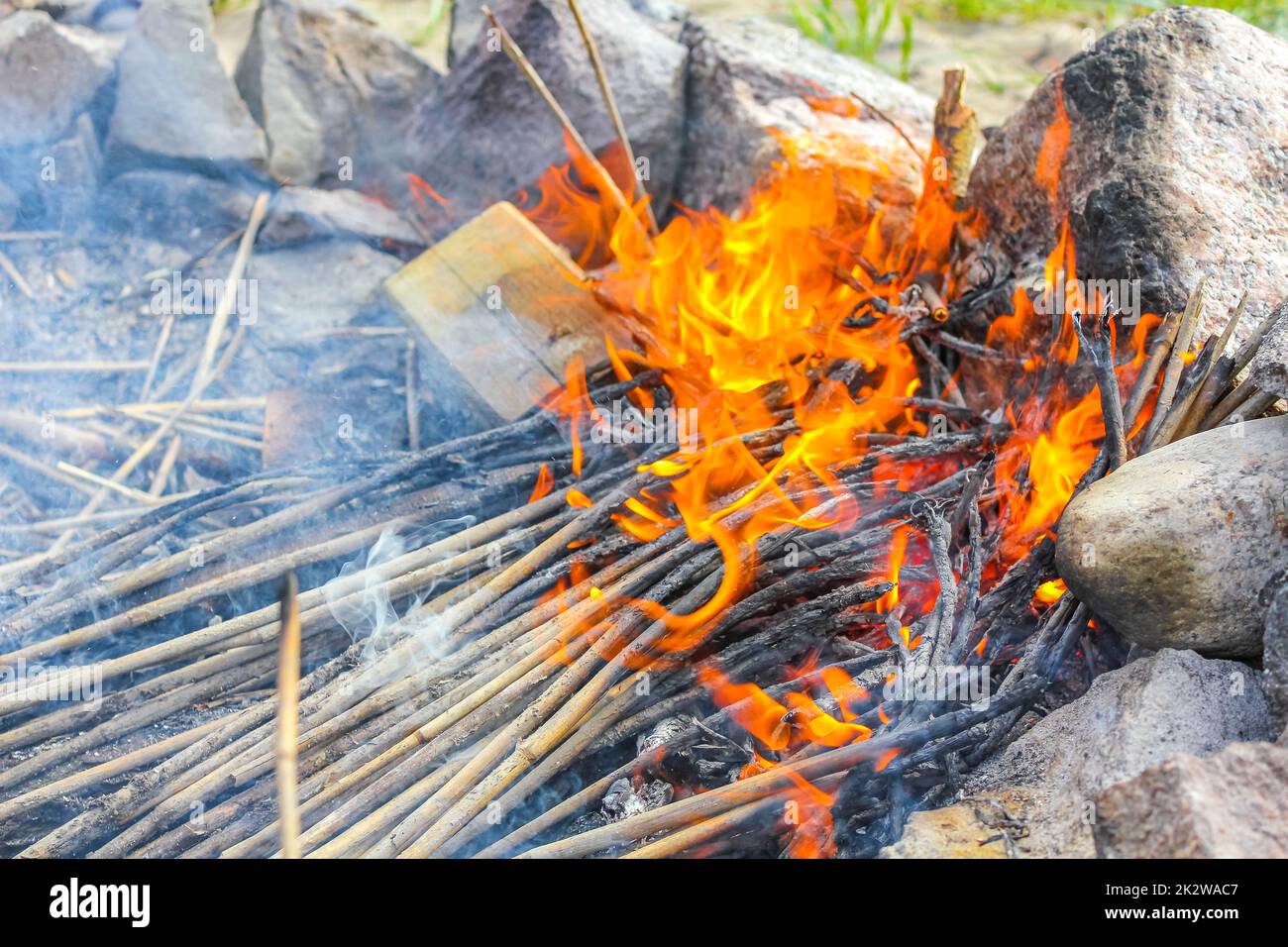 Lagerfeuer und brennendes Holz mit orangen Flammen auf der Harrier Sand