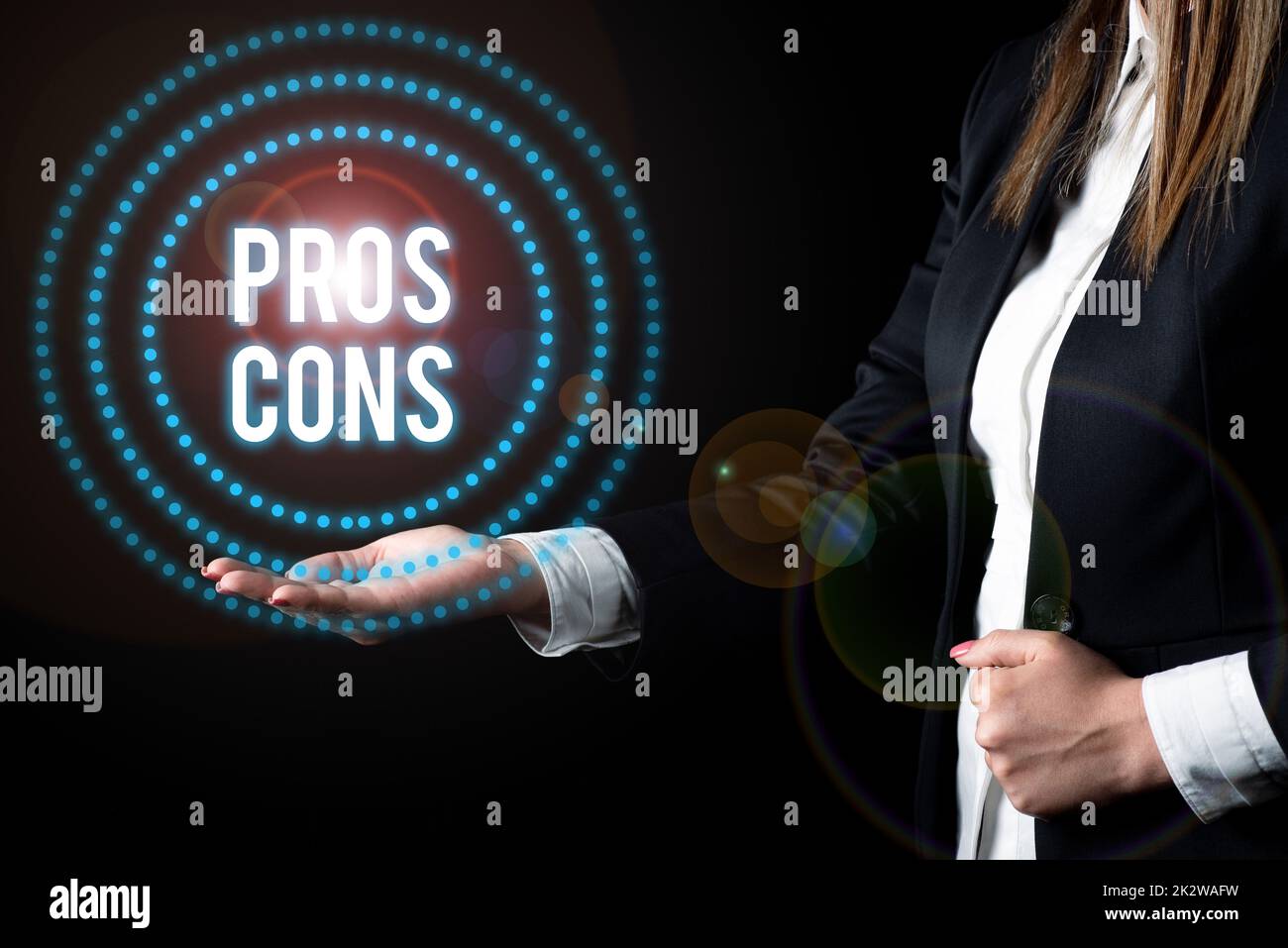 Konzeptionelle Anzeige Pros Cons Geschäftskonzept die positiven und ungünstigen Faktoren oder Gründe von Kollegen, die zwei Teile zusammenfassen Puzzle Zusammen Teamarbeit zeigen. Stockfoto