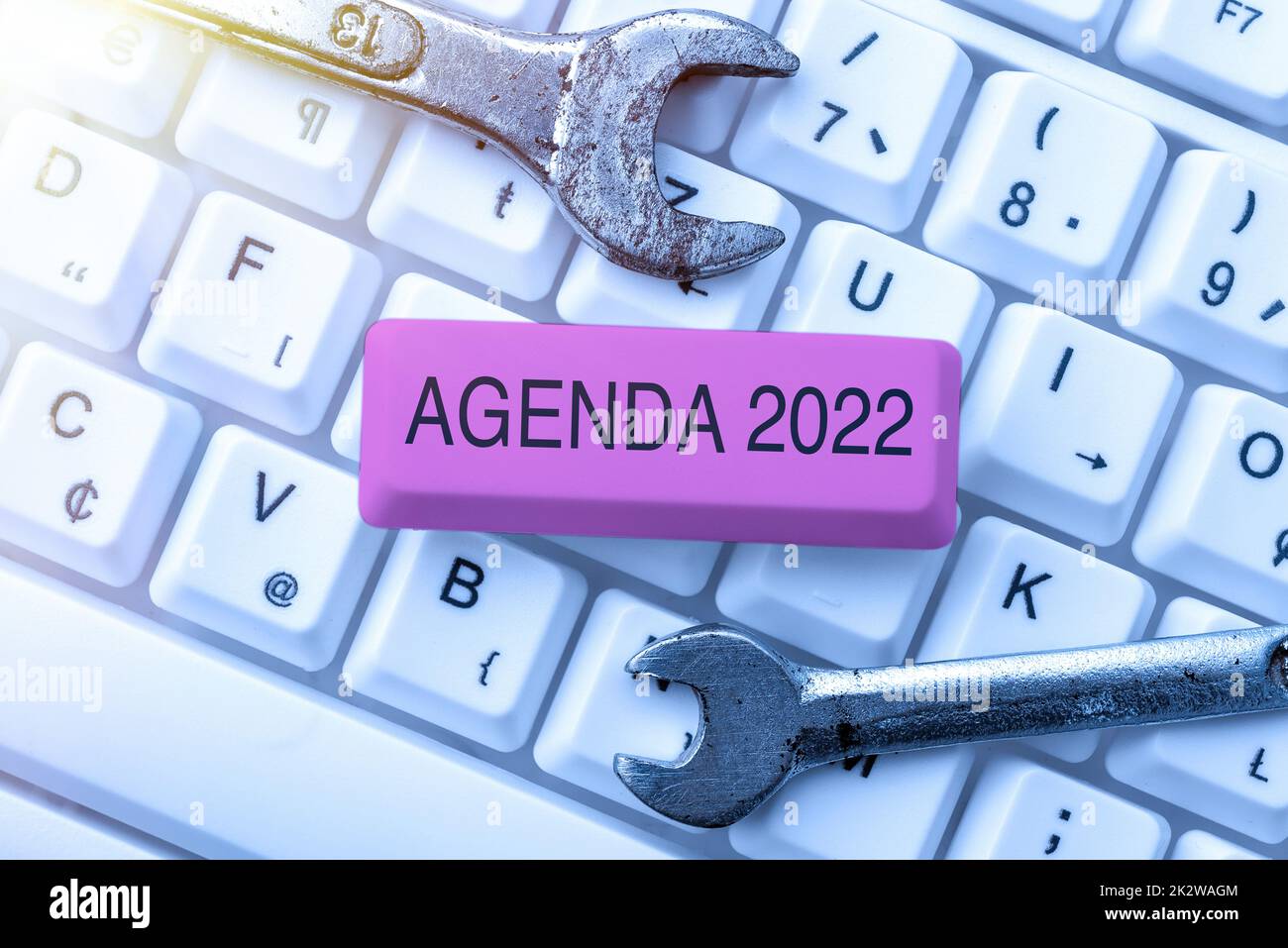 Inspiration mit Schild Agenda 2022. Business-Ideenliste der Aktivitäten in der Reihenfolge, in der sie aufgenommen werden Rahmendekoration mit bunten Blumen und Laub harmonisch angeordnet. Stockfoto