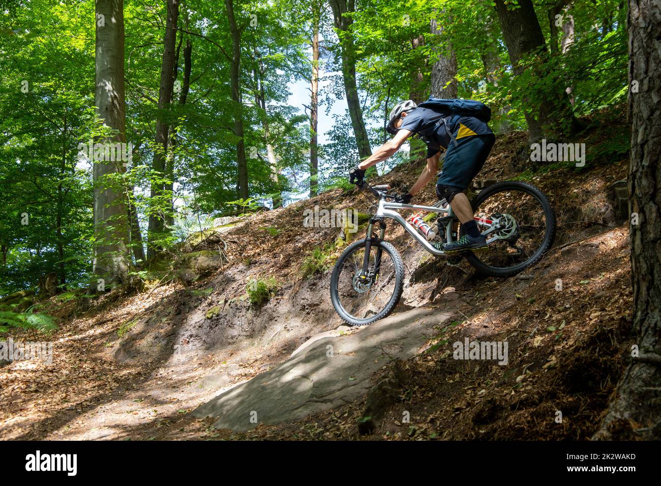 Mountainbiker macht eine enge Serpentententorke Stockfoto