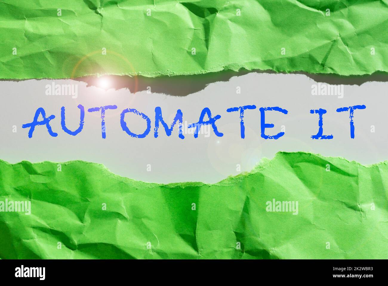 Konzeptionelle Anzeige automatisiert IT. Verfahren oder Einrichtung zur konzeptionellen Fotokonvertierung, die automatische Anlagen betreiben soll. Man-Held-Bildschirm Des Mobiltelefons Mit Futuristischer Technologie. Stockfoto