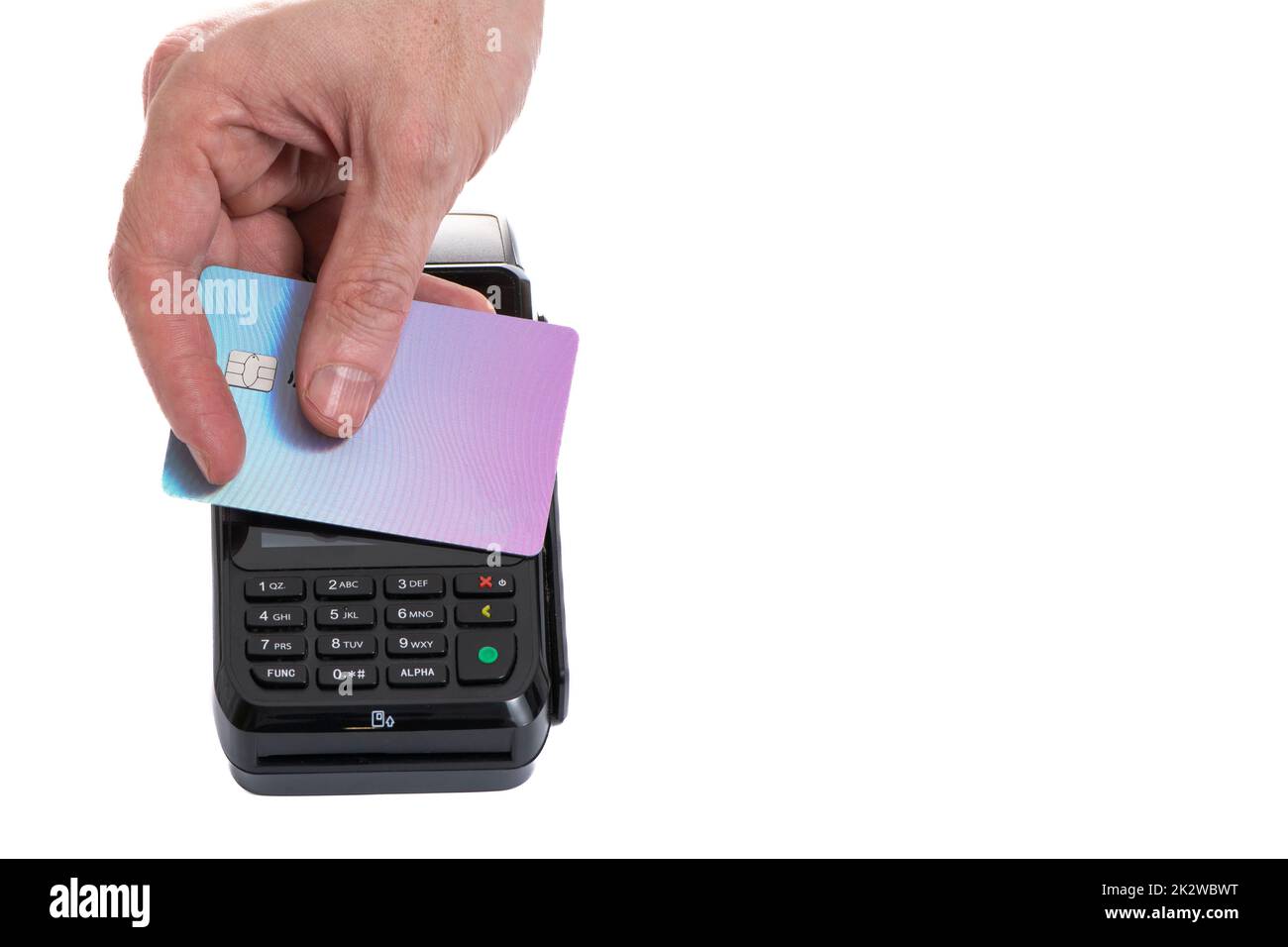 Plastikkarte mit der Hand eines Mannes auf einem weißen, isolierten Hintergrund am Zahlungsterminal angebracht, Kopierraum Stockfoto