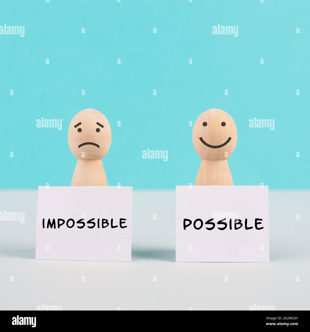 Zwei Männer, die Zeichen halten, ein mögliches und unmögliches Konzept, die Einstellung eines Optimisten und eines Pessimisten, ändern die Haltung für den Fortschritt Stockfoto
