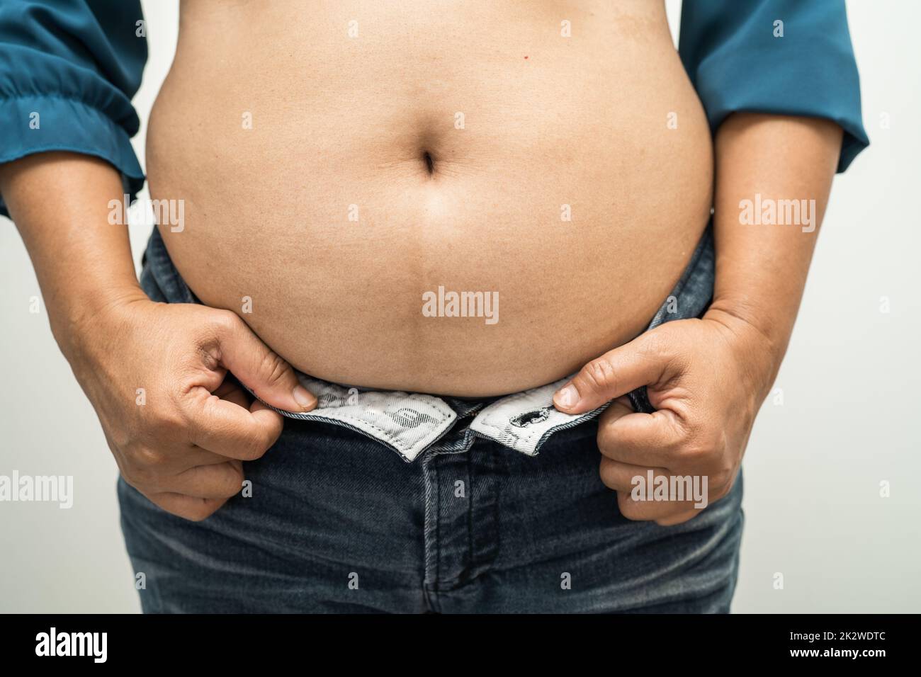 Bauch fett mädchen Fotos und Bildmaterial in hoher Auflösung Alamy