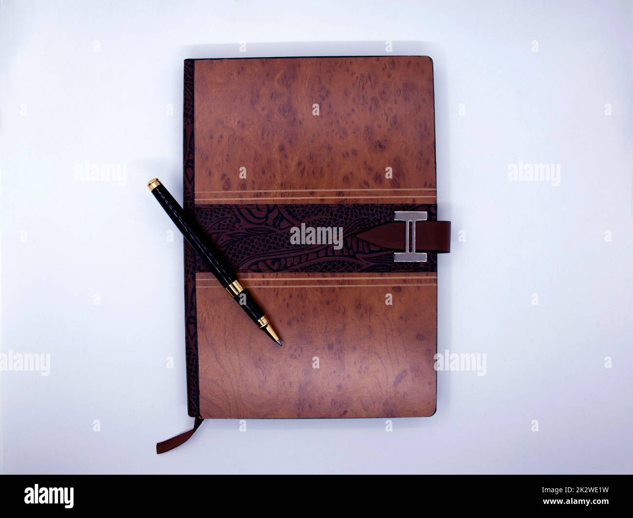 Notizblock mit Kugelschreiber isoliert auf weißem Hintergrund Stockfoto