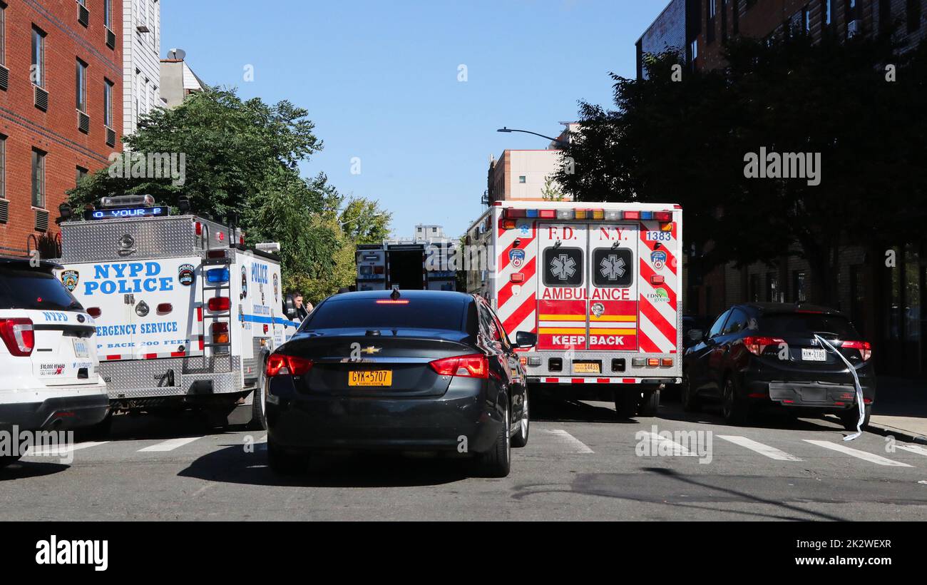 Reaktion der NYPD Emergency Services Unit (ESU) auf einen Vorfall in der Bronx, New York, NY, USA Stockfoto