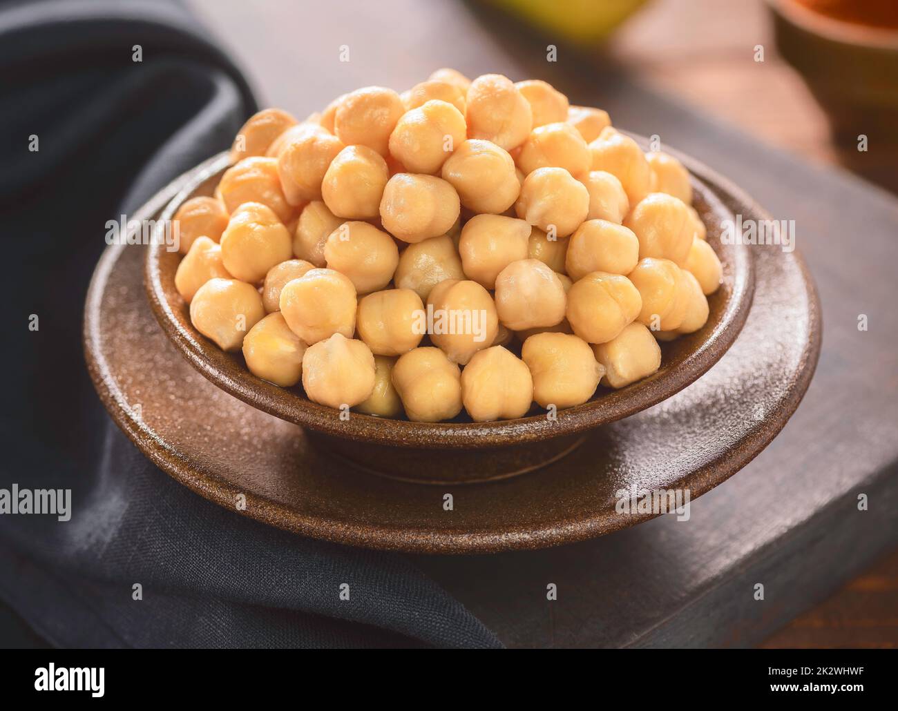 Arabische Küche; Nahaufnahme für gekochte Kichererbsen in einer kleinen Schüssel. Stockfoto