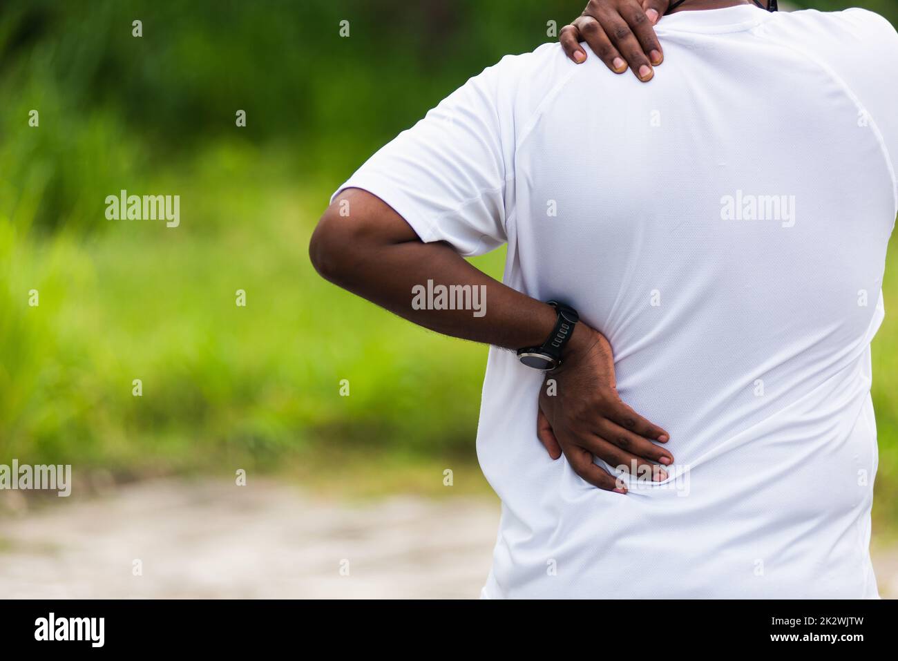 Sport Läufer schwarz Mann tragen Uhr Hände Gelenk halten zurück Und Schulter ist er Schmerz Stockfoto