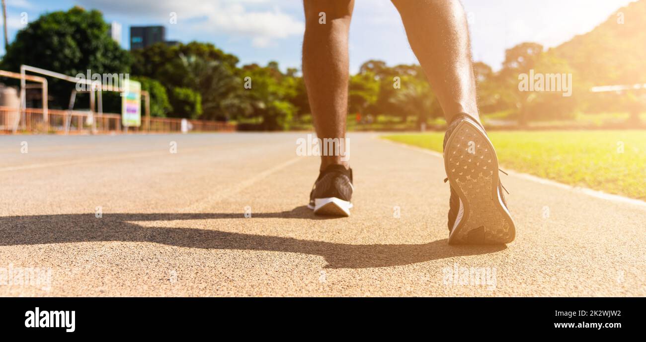 Sportläufer schwarz Mann tragen Füße aktiv bereit zum Laufen Schulung Stockfoto