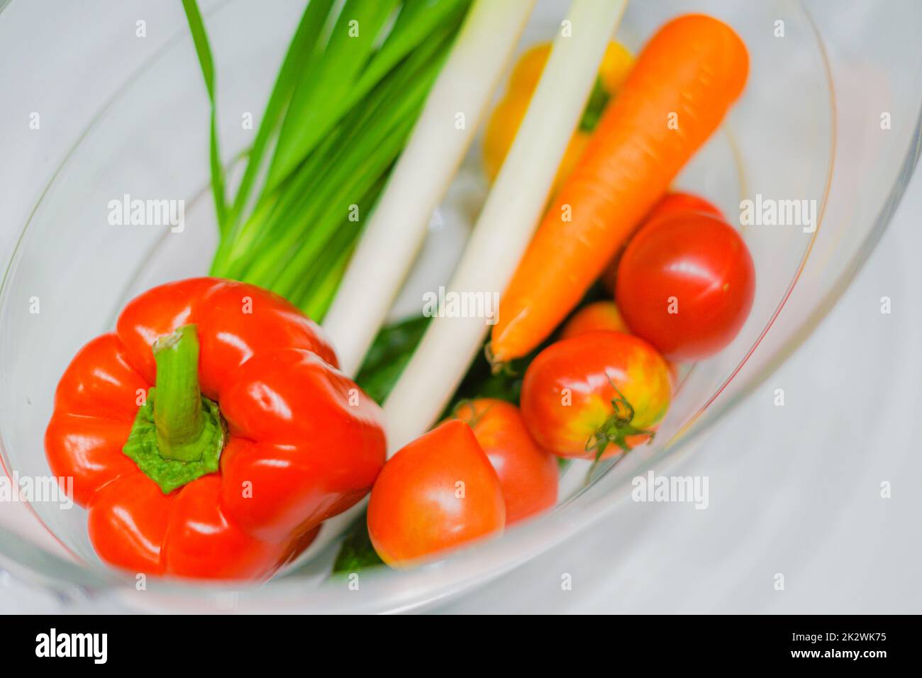 Grünes und gelbes Gemüse, das in den Weinkühler gestellt wird Stockfoto