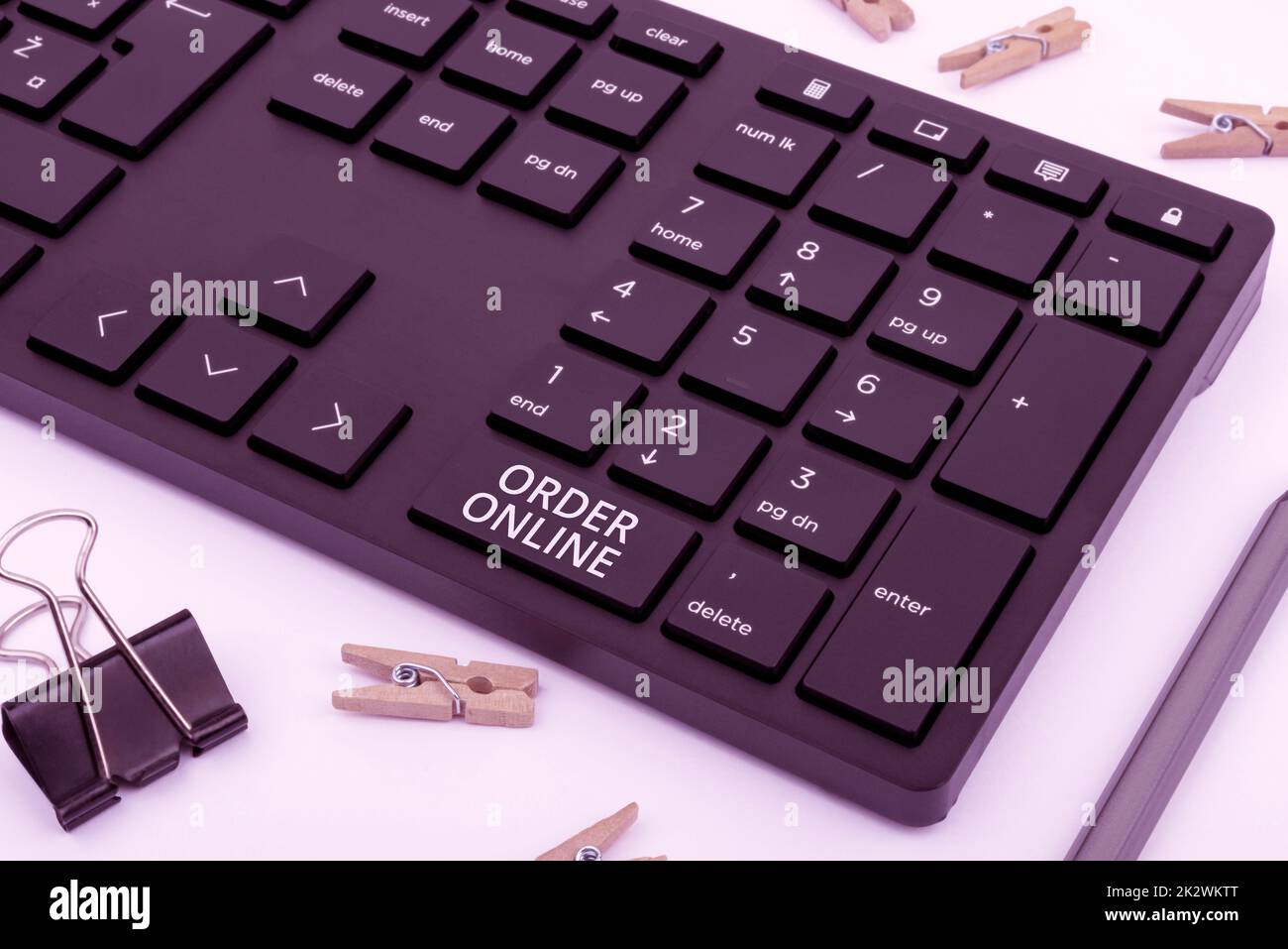 Textzeichen mit „Online bestellen“. Geschäftsidee Waren und Dienstleistungen von Verkäufern über das Internet kaufen Computertastatur und Symbol.Informationsmedium für die Kommunikation. Stockfoto