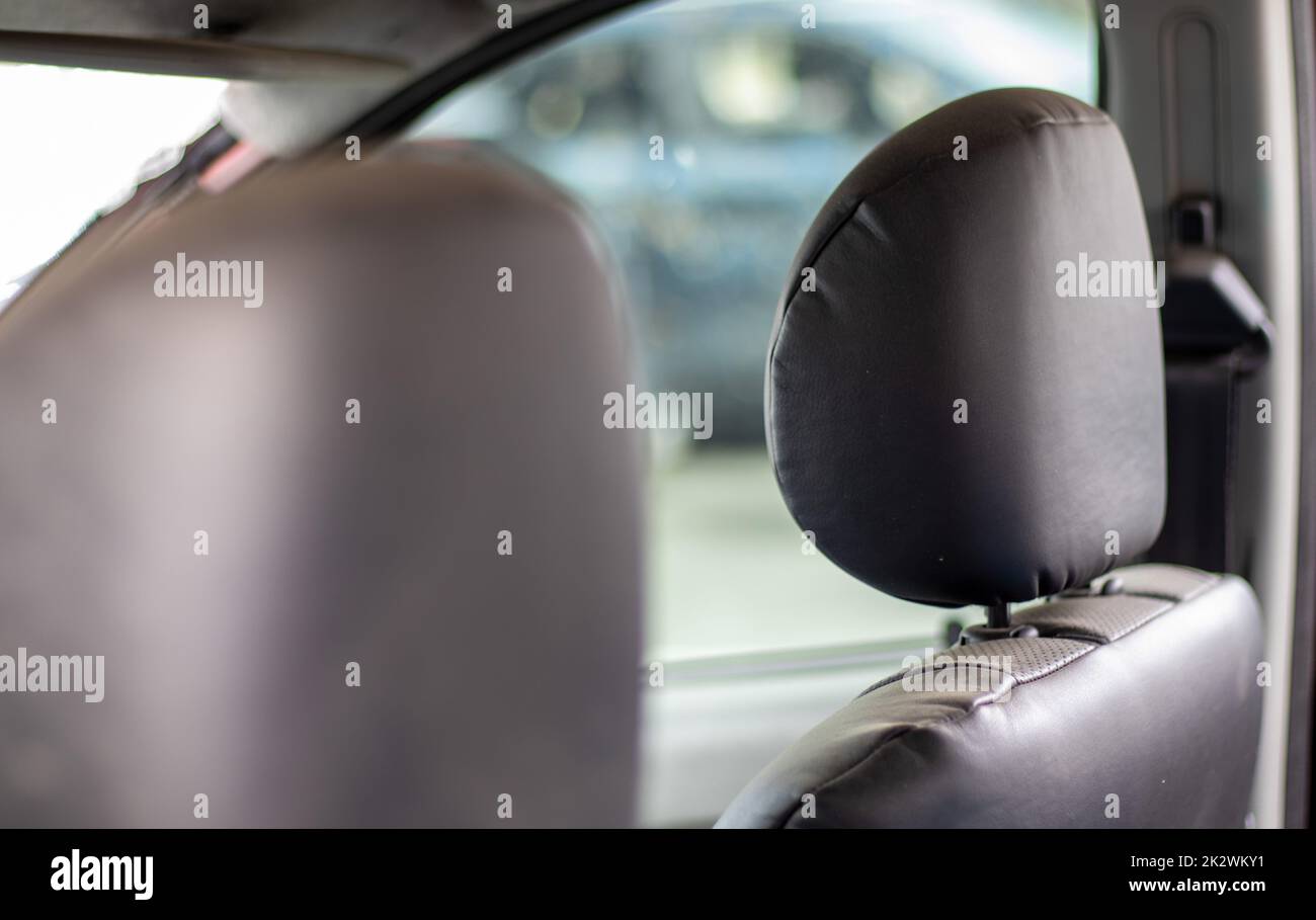 Der Fahrzeuginnenraum wird nach dem Unfall beschädigt, Glasscherben am Sitz. Beschädigter Fahrzeuginnenraum. Stockfoto