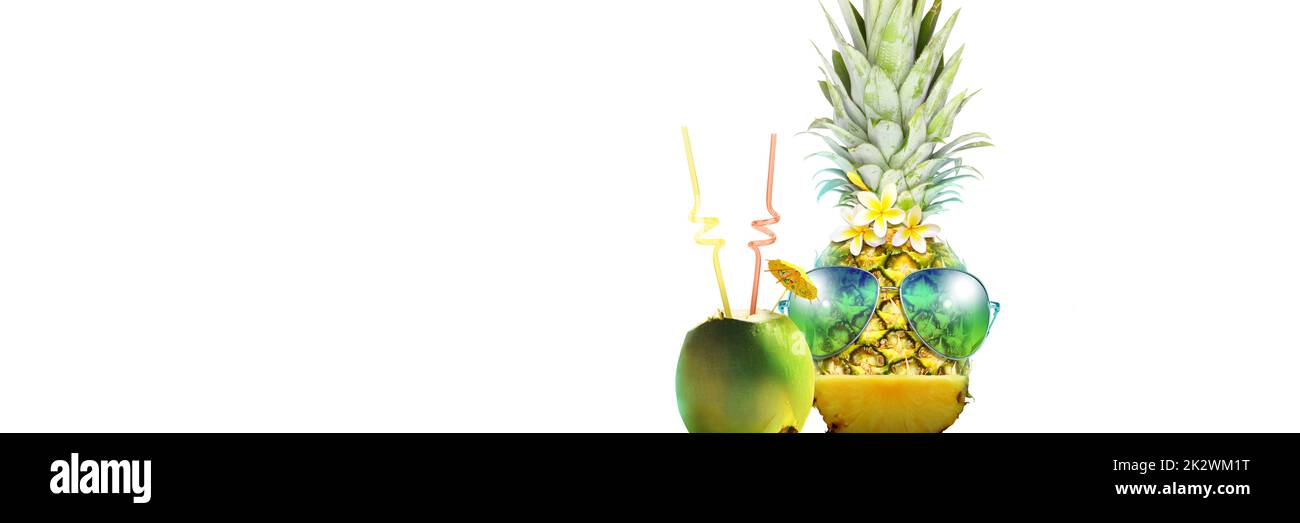 Kreative Ananas mit Sonnenbrille auf Sommerhintergrund. Stockfoto