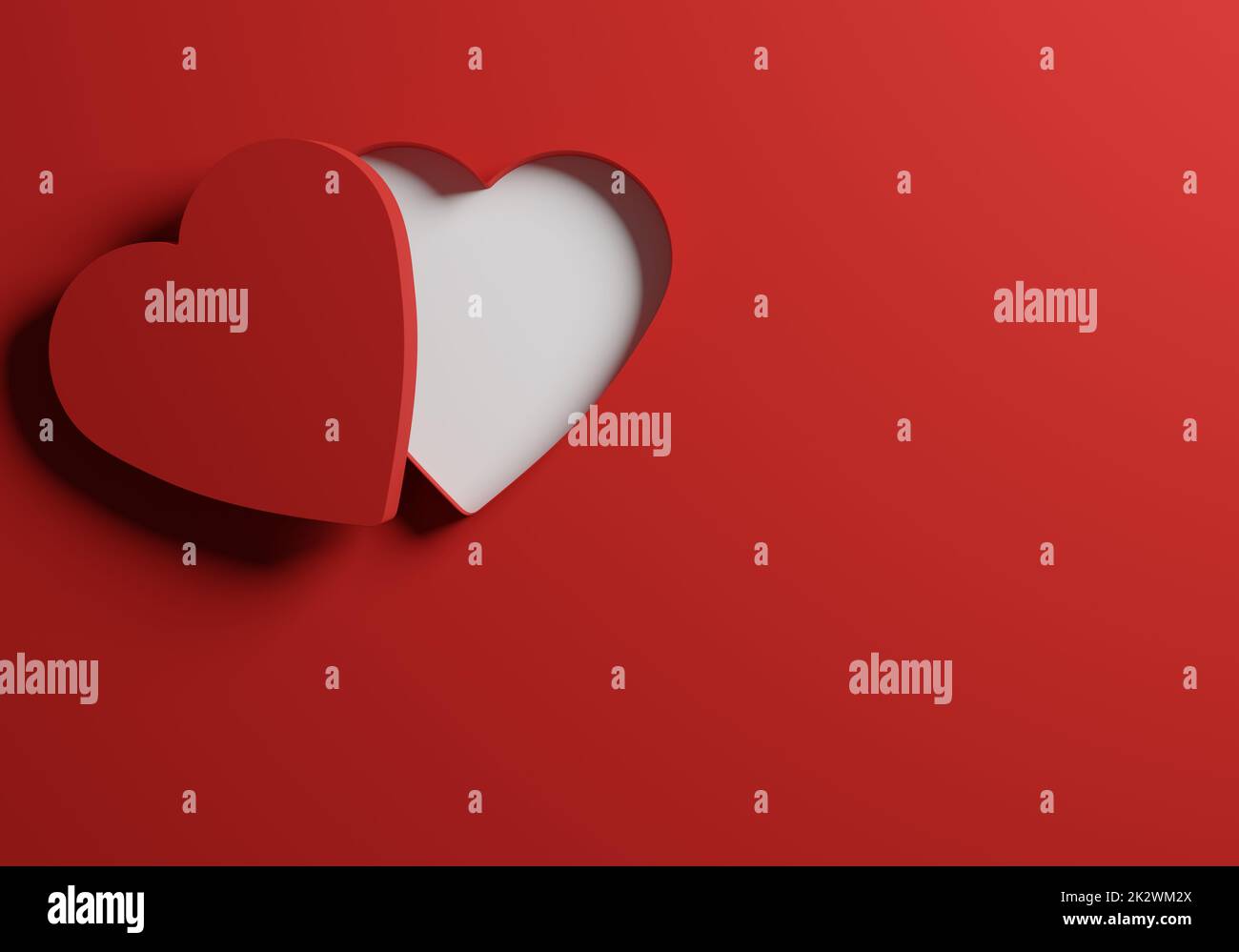 Offene Geschenkbox oder -Packung in Herzform auf rotem Hintergrund Stockfoto