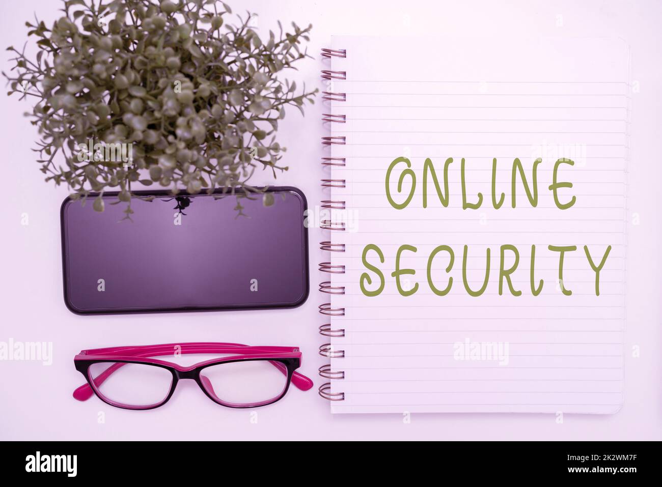Textunterschrift für Online-Sicherheit. Regeln für den Geschäftsansatz zum Schutz vor Angriffen über das Internet Bürobedarf über Schreibtisch mit Tastatur und Brille und Kaffeetasse für die Arbeit Stockfoto
