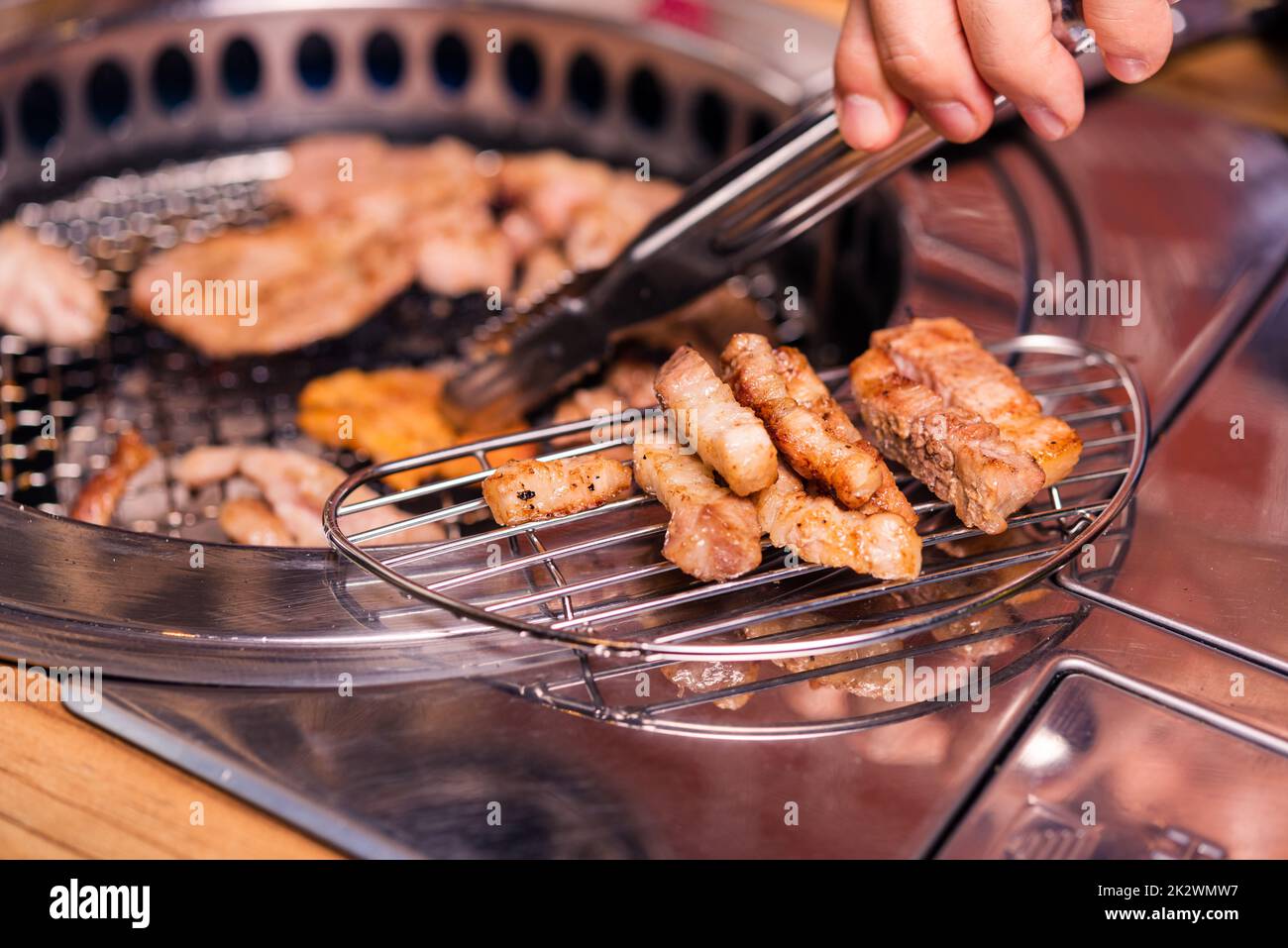 Grillen Fleisch Schweinefleisch Koreanisch BBQ traditionellen Stil auf Herd servieren im Restaurant Stockfoto