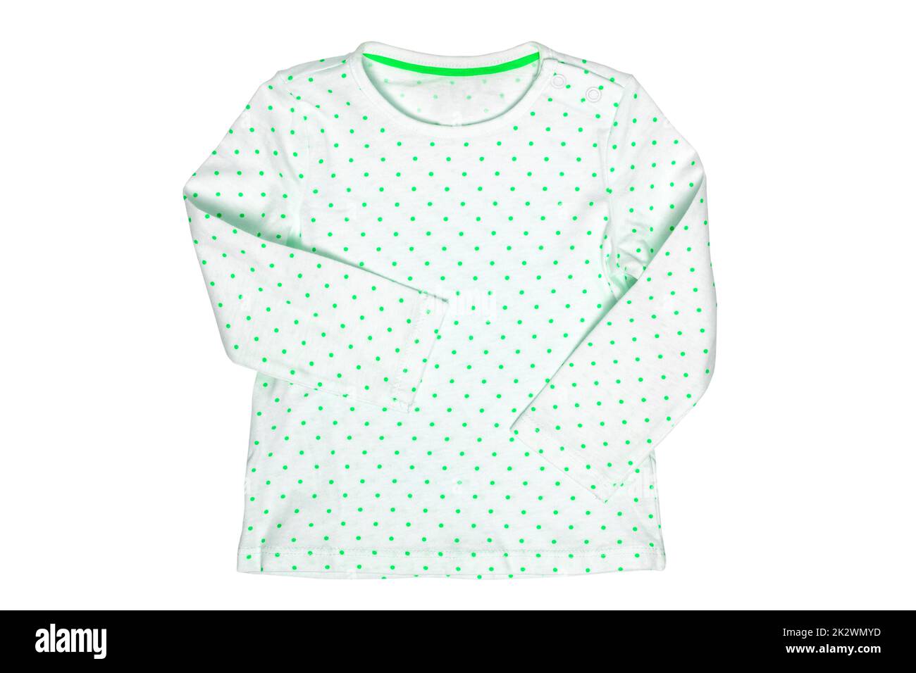 Hemd für Kinder. Nahaufnahme eines weißen T-Shirts mit grünen Polka-Punkten auf weißem Hintergrund. Frühlings- und Sommermode für Kinder. Beschneidungspfad. Stockfoto