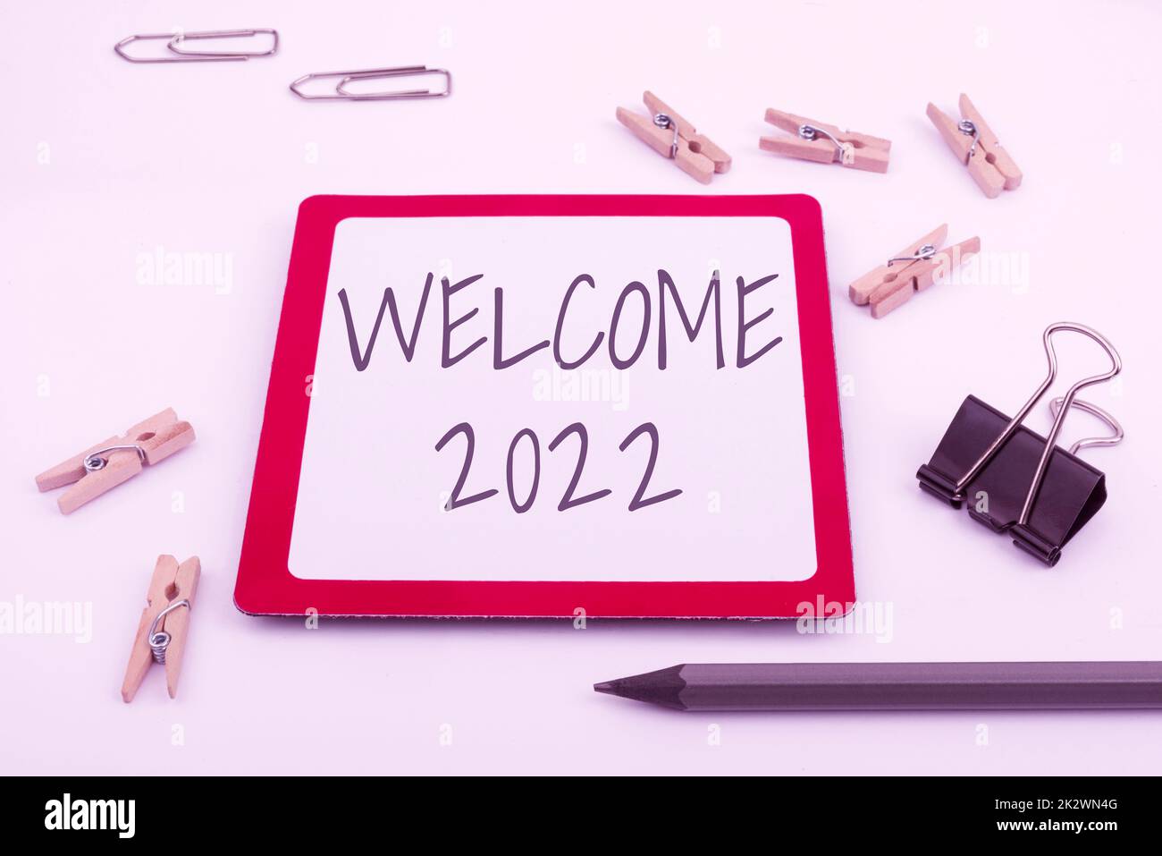 Textzeichen mit „Willkommen“ 2022. Konzept bedeutet Neujahrsfeier Motivation zum Anfeuern Glückwunsch Computertastatur und Symbol.Informationsmedium für Kommunikation. Stockfoto