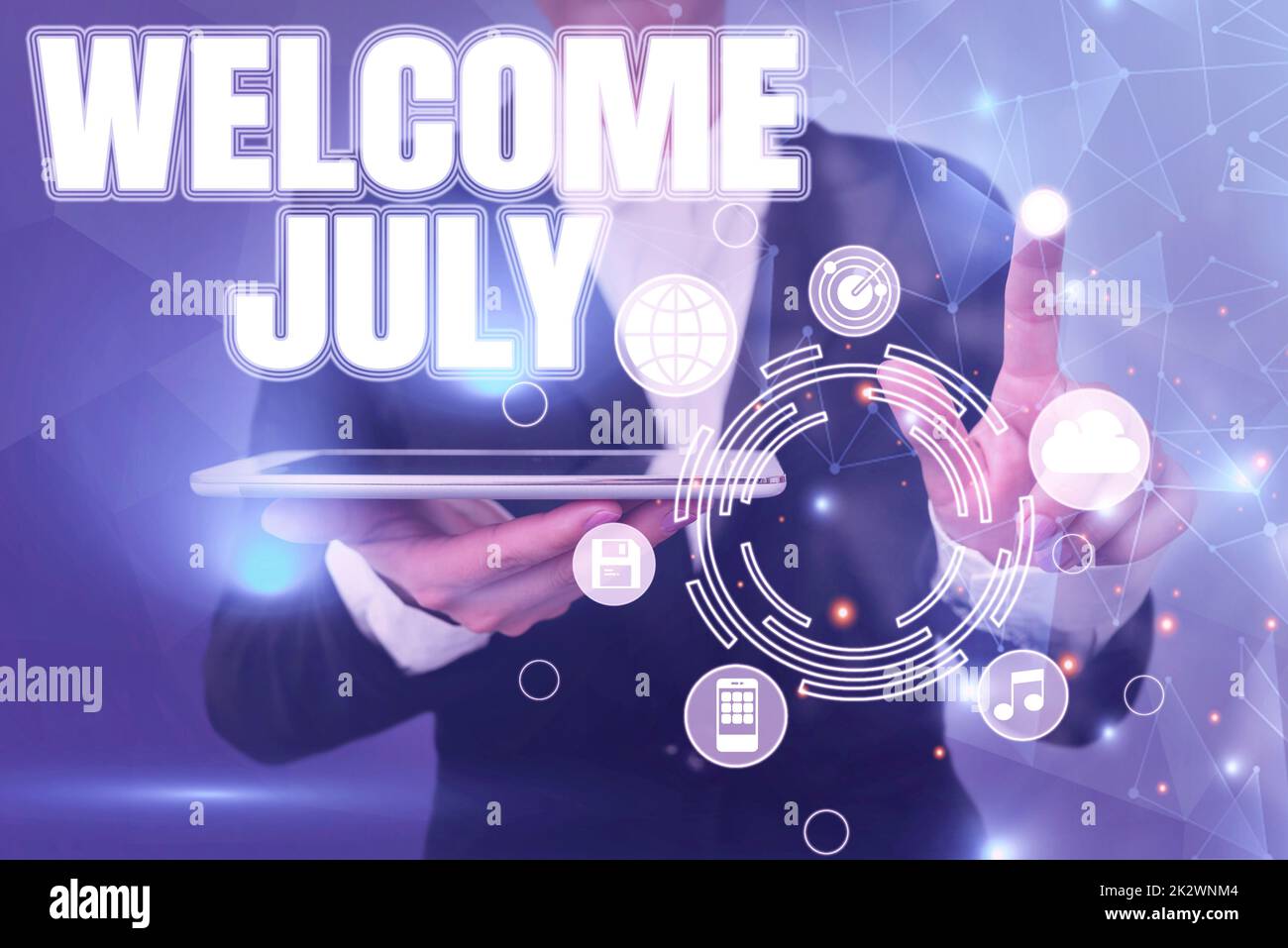 Inspiration mit Schild „Welcome July“. Geschäftskonzept Kalender Siebter Monat 31days Drittes Quartal Neue Saison Lady mit Tablet symbolisiert erfolgreiche Teamarbeit. Stockfoto
