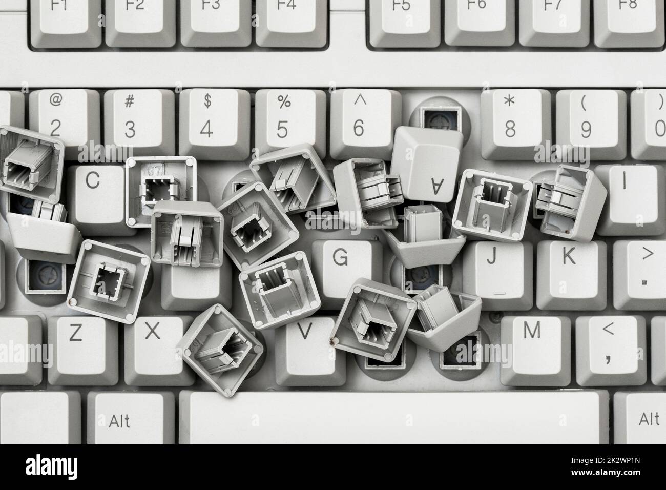 Haufen von entfernten Tasten von einer Tastatur, die auf der Tastatur liegt Stockfoto