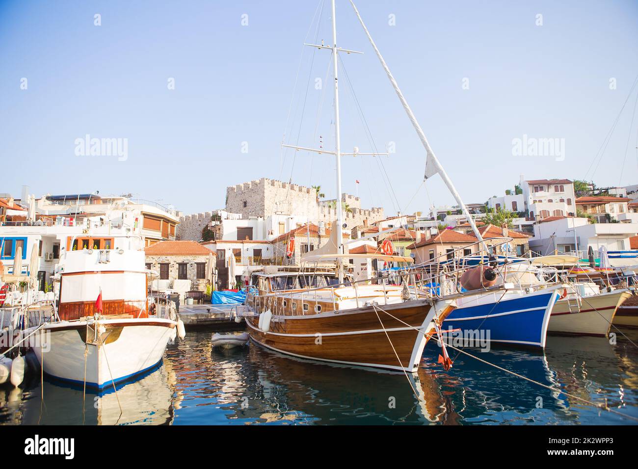 Yachten liegen am Pier im türkischen Nationalpark vor. Mittelmeerraum. Der berühmte Ort zwischen Marmaris und Gocek. Yachtingianisches Leben. Stockfoto