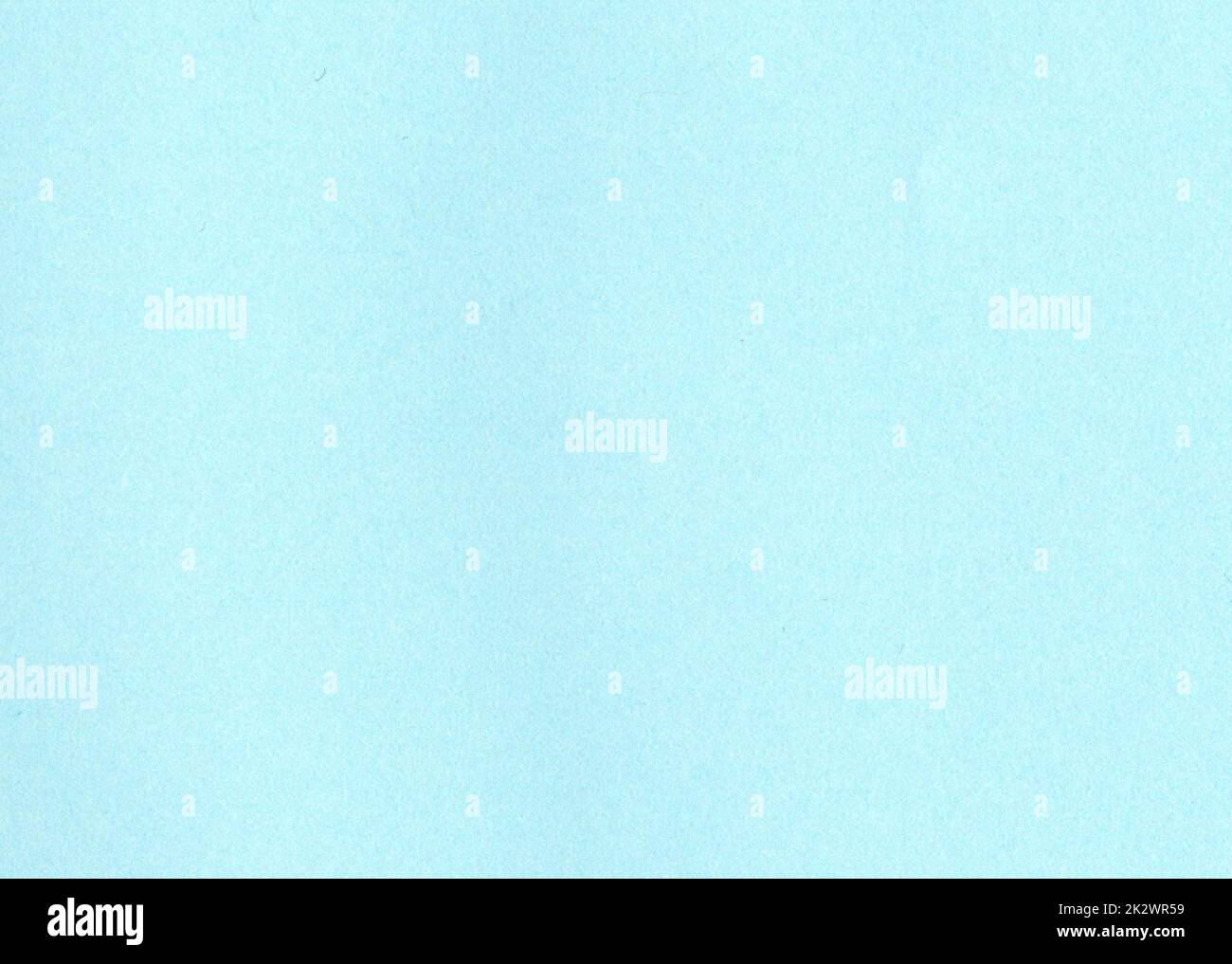 Hochauflösende Nahaufnahme großes Bild von Licht, Himmel, babyblau unbeschichteter Papierstruktur Hintergrund mit feinkörniger Faser und Staubpartikeln glatte, matte Tapete mit Platz zum Kopieren von Text Stockfoto