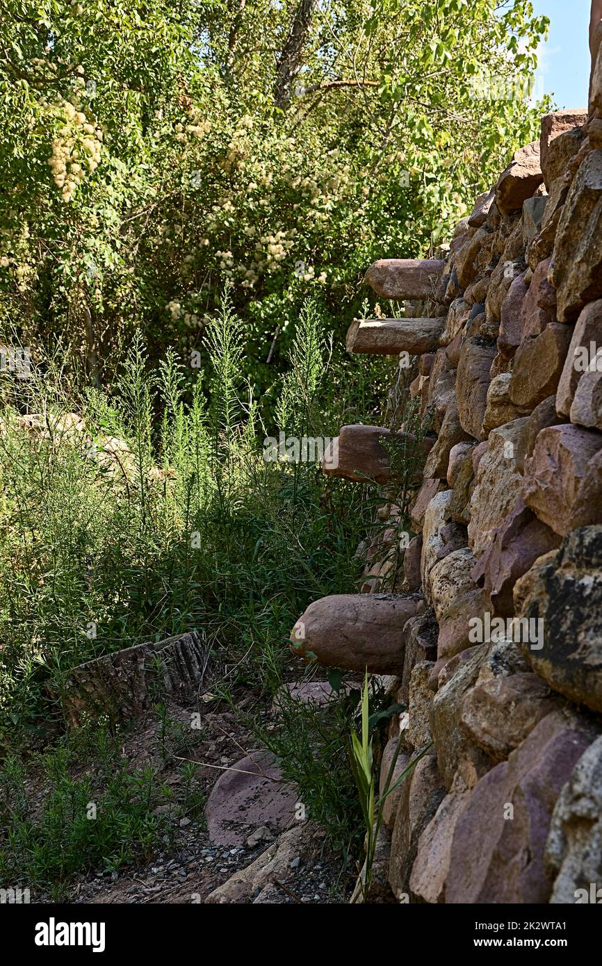 Steinmauer für die Felder mit Steinstufen zum Klettern. Stockfoto