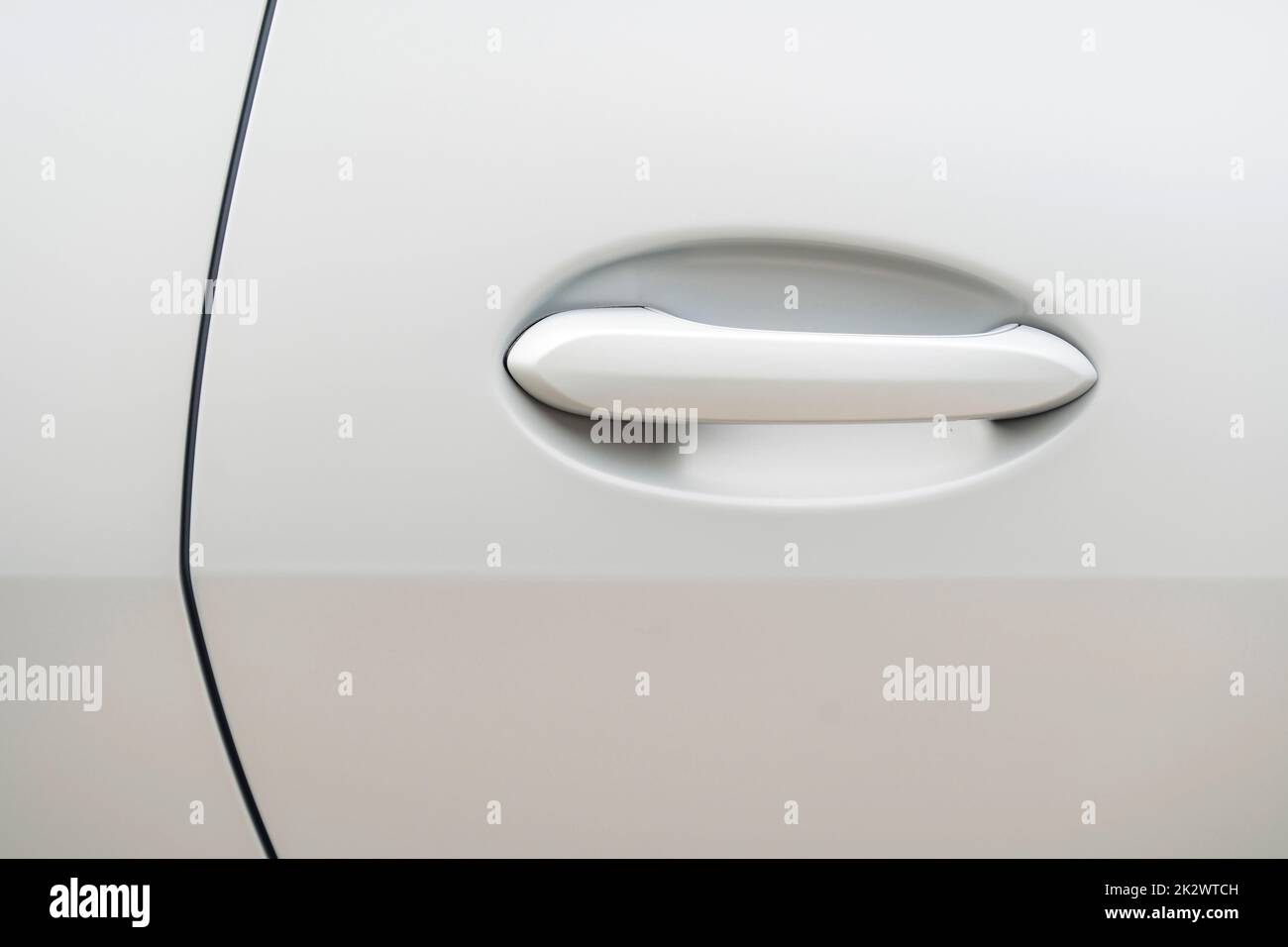 Moderner Türgriff eines weißen Autos Stockfoto
