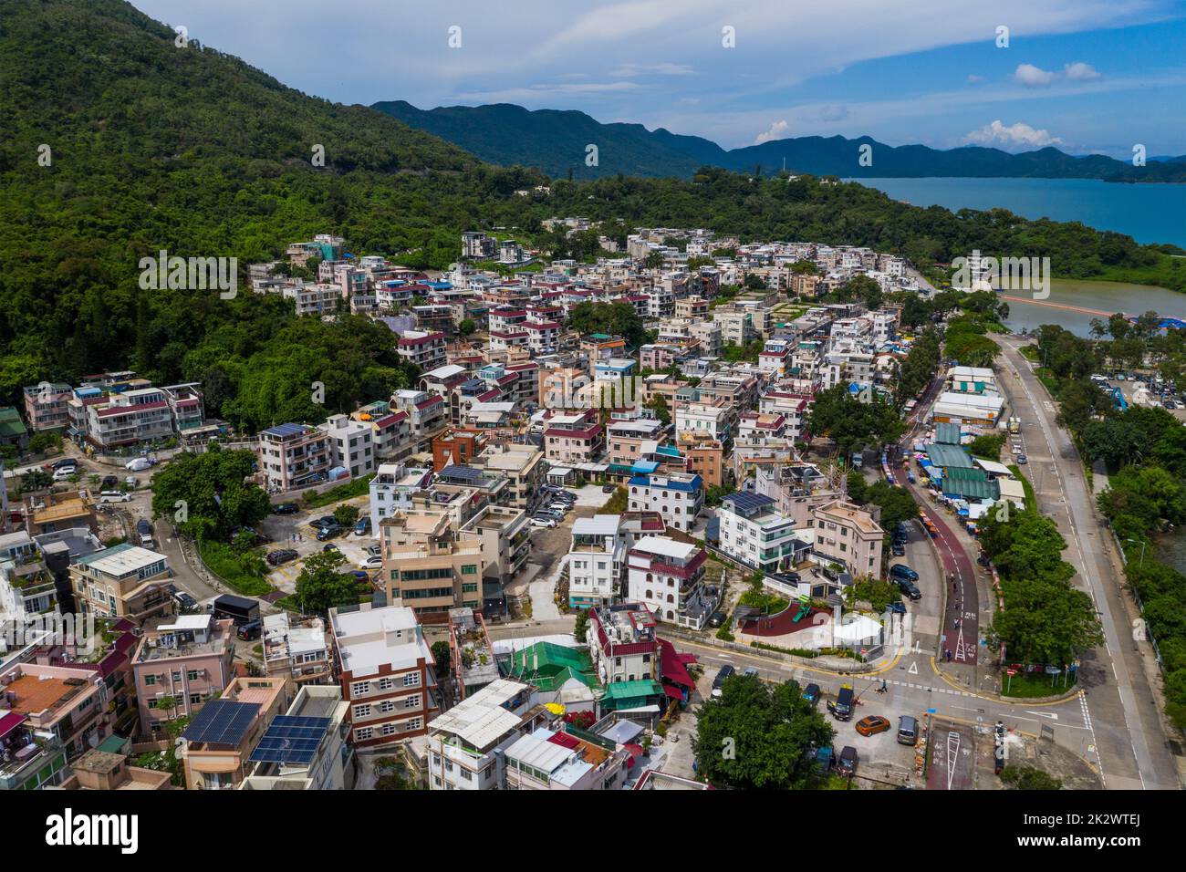 Tai Po, Hongkong 13. Juni 2020: Drohne fliegt über Tai Po Ting Kok Stockfoto